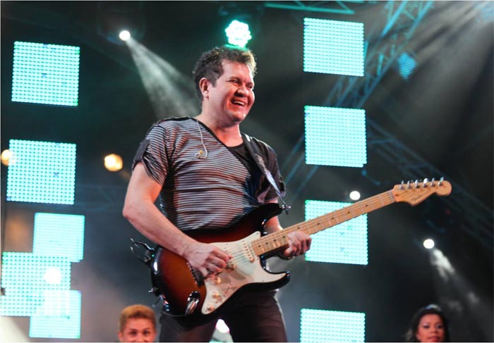 Chimbinha, durante show do Calypso em Angola