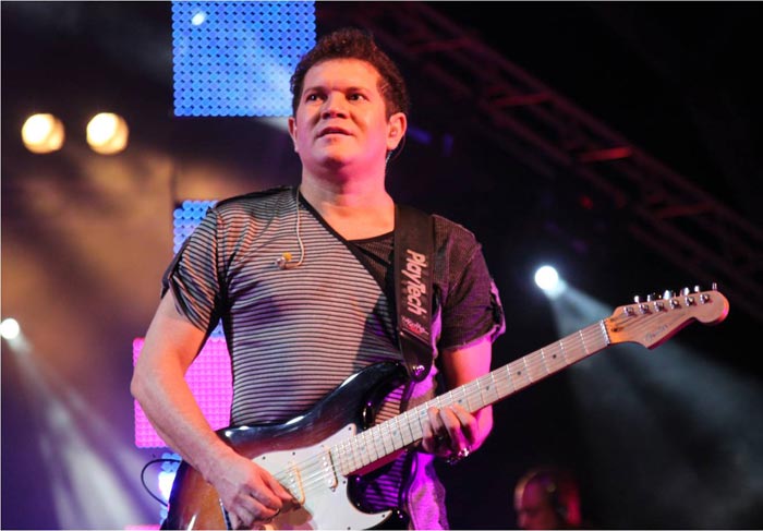 Chimbinha, durante show do Calypso em Angola