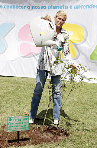 A Rainha plantou um ipê e regou a planta