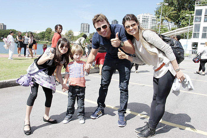 Cássio Reis levou o filho, Noah, e a namorada ao lançamento