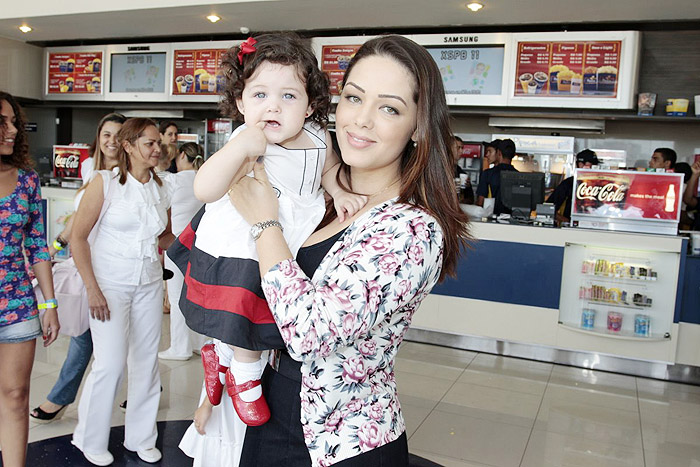 A pequena também fez fotos com a mamãe, Tânia Mara