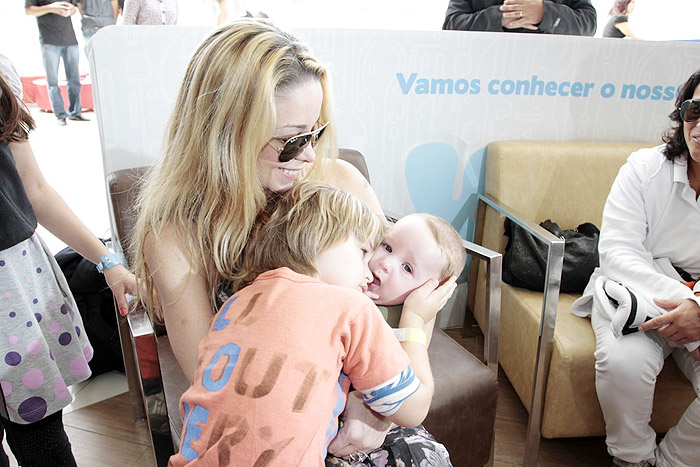 Noah deu muitos carinhos ao irmãozinho