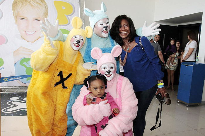 Laura fotografou junto aos personagens do DVD