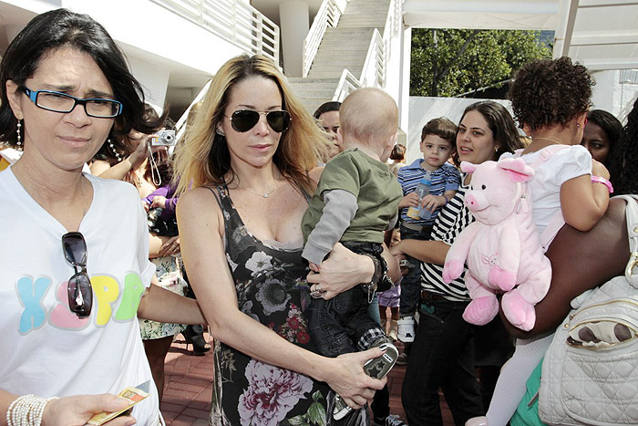 Daniele é levada para um lugar mais reservado