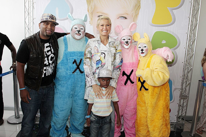 Ela também fotografa ao lado de seus personagens