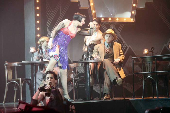 Claudia Raia e a equipe do musical Cabaret faz ensaio aberto