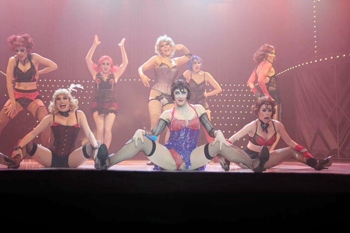Claudia Raia e a equipe do musical Cabaret faz ensaio aberto