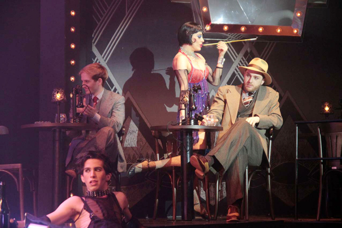 Claudia Raia e a equipe do musical Cabaret faz ensaio aberto