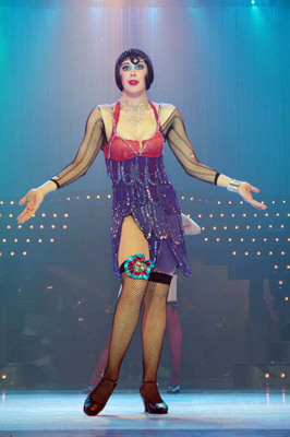 Claudia Raia e a equipe do musical Cabaret faz ensaio aberto