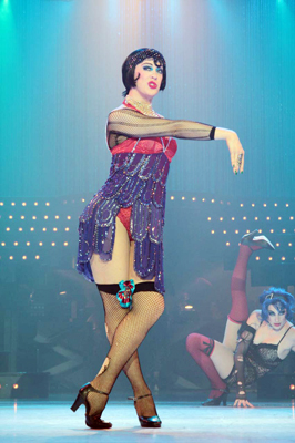 Claudia Raia e a equipe do musical Cabaret faz ensaio aberto