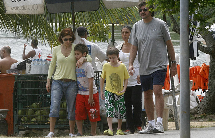 Helena Fernandes passeia com a família na Lagoa