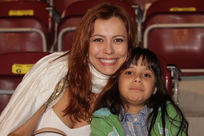 Simone Soares leva a filha Luana para ver show de Natal da Xuxa
