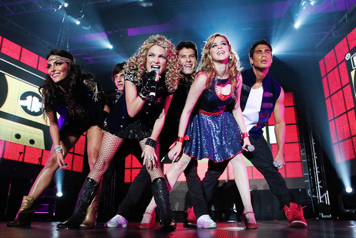 Show Rebelde: Lua Blanco, Mel Fronckowiack, Sophia Abrahão, Arthur Aguiar, Chay Suede e Micael Borges em mais uma apresentação
