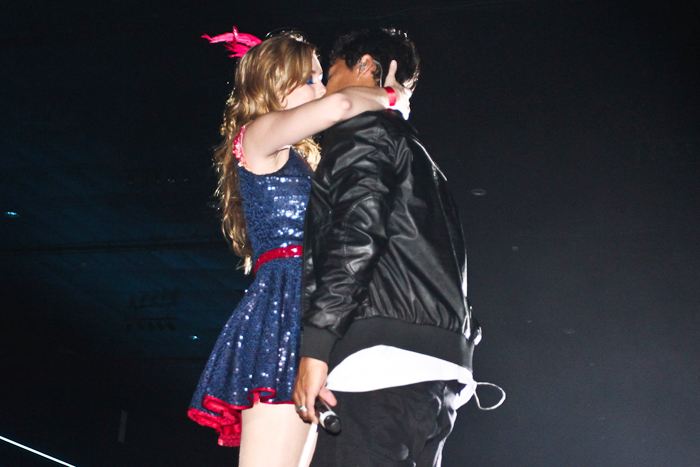 Show Rebelde: Micael Borges e Sophia Abrahão trocaram beijos durante a apresentação