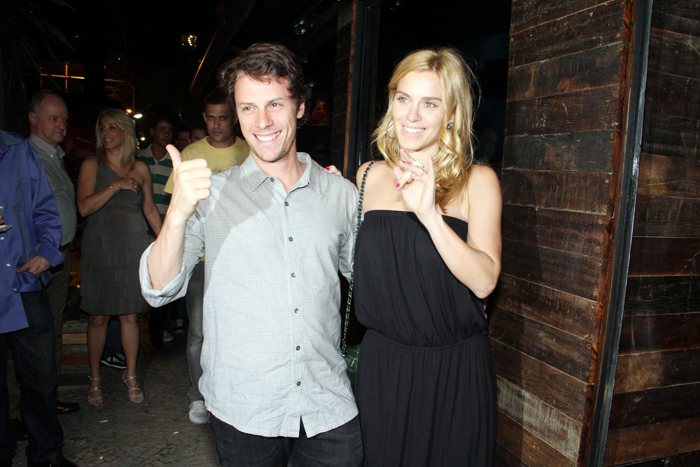 Carolina Dieckmann chegou acompanhada do marido.