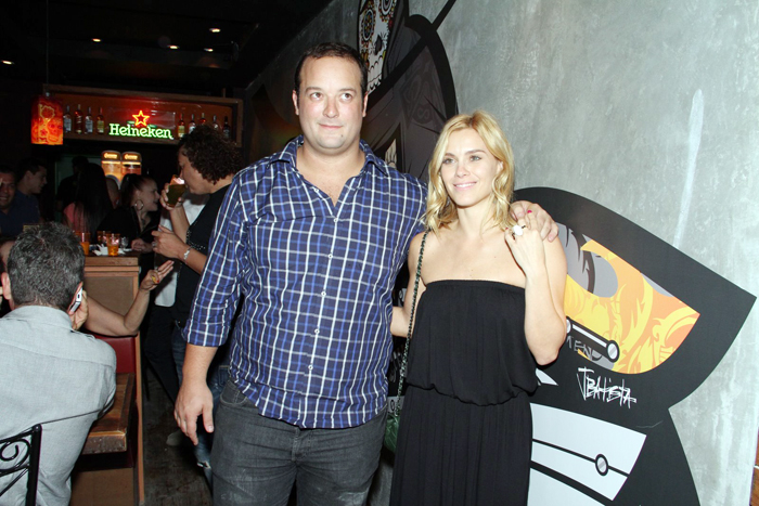 Carolina Dieckmann posou ao lado do irmão.