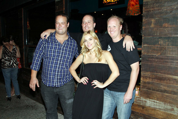 Carolina posou ao lado dos irmãos.