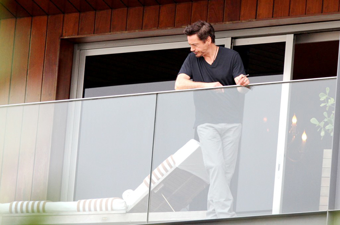  Robert Downey Jr. curte vista do Rio na sacada do hotel