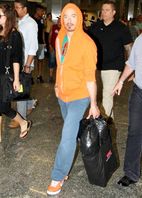 Robert Downey Jr. chega ao aeroporto do Rio de Janeiro
