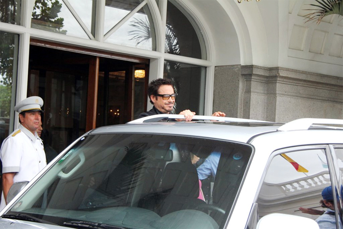 Robert Downey Jr. posa para fotos na frente do hotel