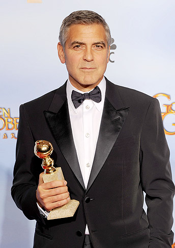 George Clooney posando com uma estatueta