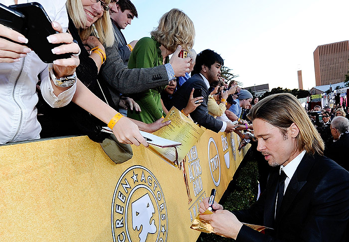 Brad Pitt distribui autógrafos aos fãs