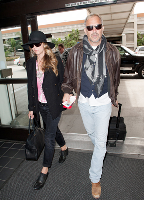 Kevin Costner e a mulher, deixando Los Angeles rumo ao fuenral