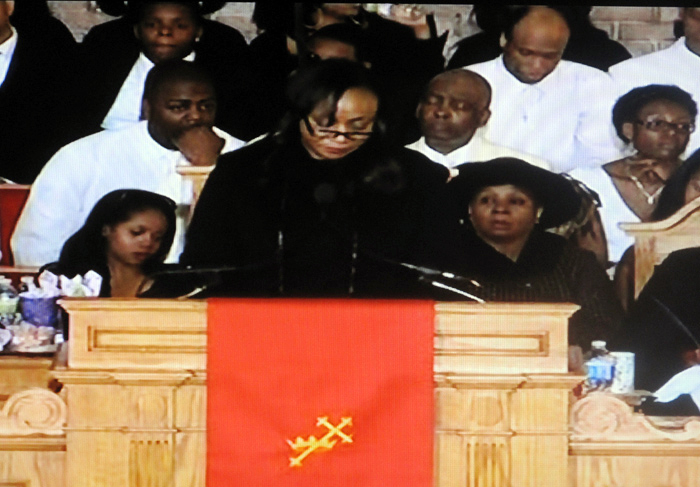 Adeus Whitney: Amigos se despedem da cantora em funeral realizado em sua terra natal