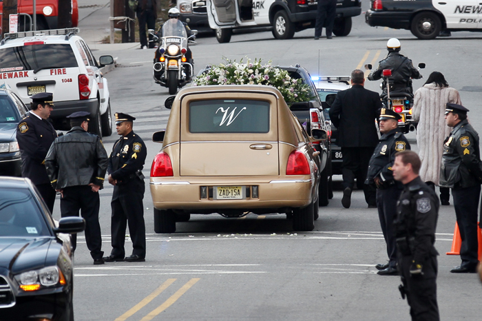 Adeus Whitney: Amigos se despedem da cantora em funeral realizado em sua terra natal