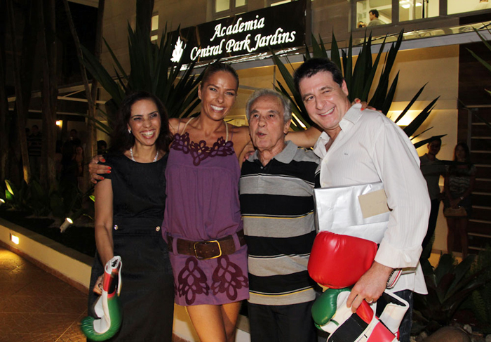 Adriane Galisteu em inauguração de academia em São Paulo