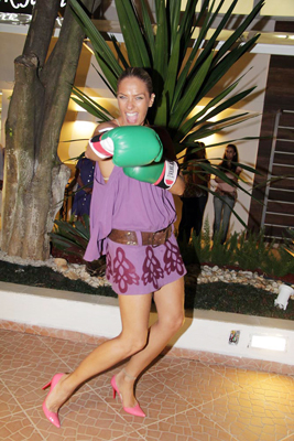 Adriane Galisteu esbanjou charme em inauguração de academia