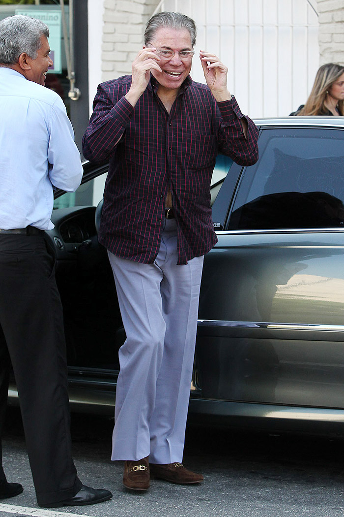 O apresentador chegou dirigindo o próprio carro.