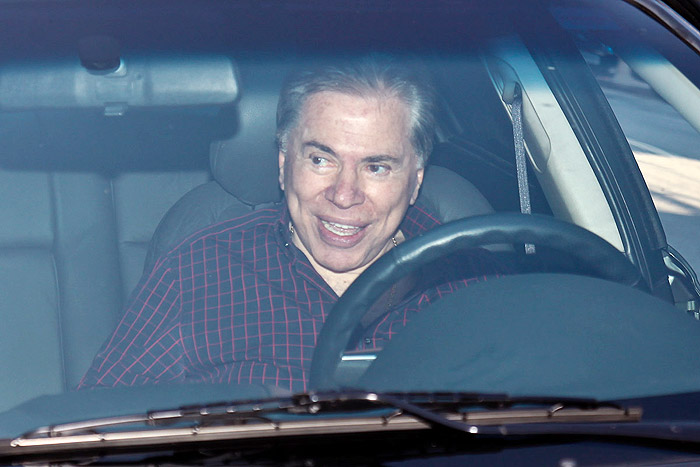 Silvio foi embora dirigindo o seu carro.