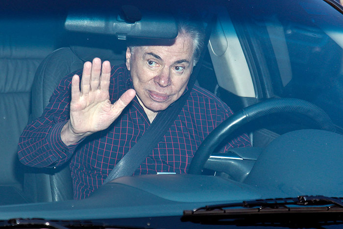 Silvio Santos acenou para os fãs.