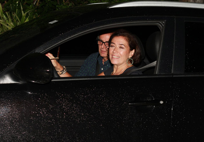 Lilia Cabral chegou com o marido à festa na casa de Wolf Maya