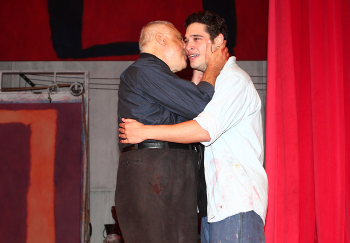Bruno Fagundes se emocionou ao contracenar com o pai na peça Vermelho, em São Paulo