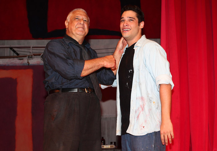 Antônio Fagundes e filho no palco do Teatro GEO