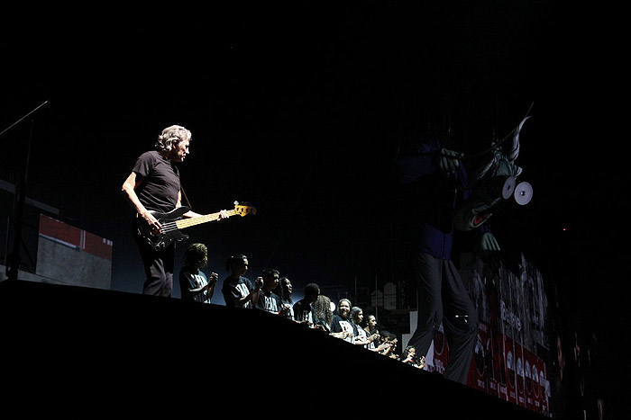 Dira Paes prestigia show de Roger Waters