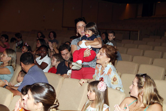 Giovanna Antonelli vai ao teatro com a família toda