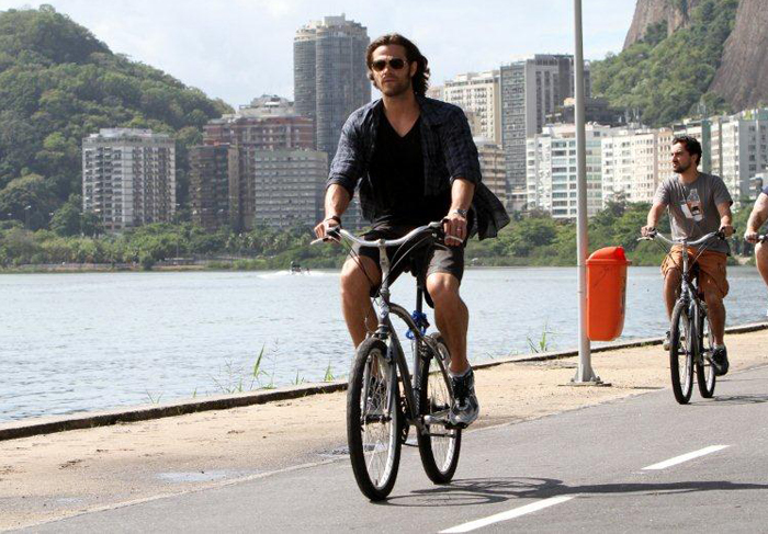 Astro de Supernatural passeia de bicicleta pelo Rio 