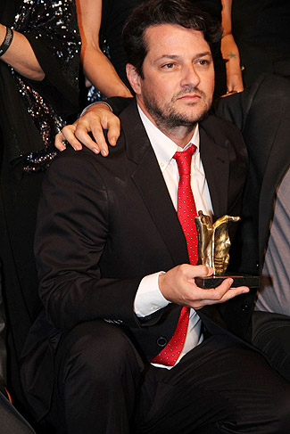 Marcelo Serrado com o prêmio nas mãos
