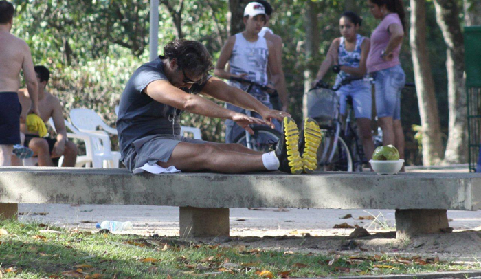 Alexandre Borges e Julia Lemmertez se exercitam juntos, no Rio