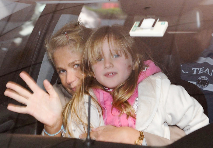 Xuxa posa para fotos com a filha de uma amiga