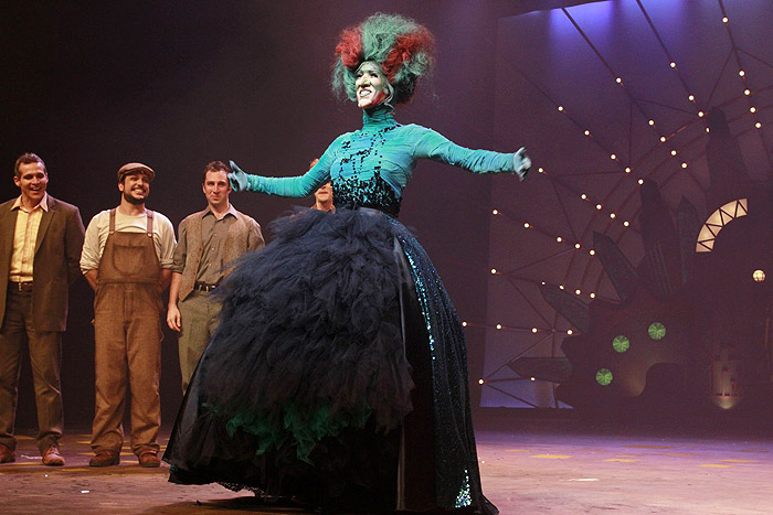 Maria Rita e o amigo Fause Haten curtem musical O Mágico de Oz