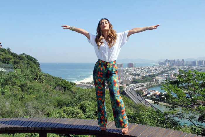 Sabrina posou com o Rio de Janeiro de fundo.
