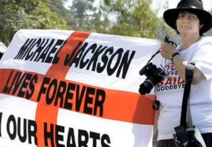 Fãs decoram túmulo de Michael Jackson com 10 mil rosas