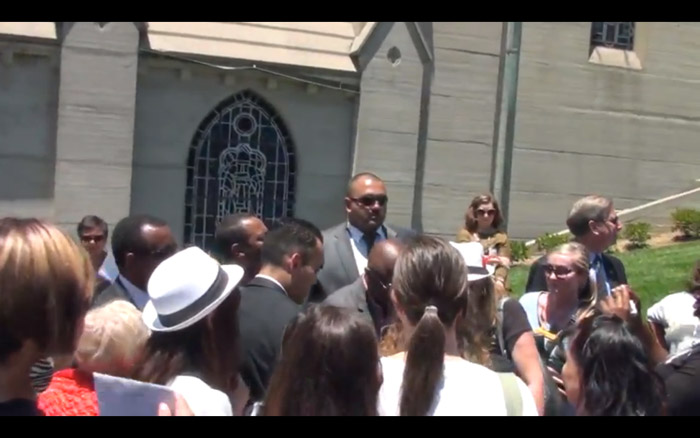 Fãs decoram túmulo de Michael Jackson com 10 mil rosas