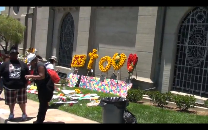 Fãs decoram túmulo de Michael Jackson com 10 mil rosas