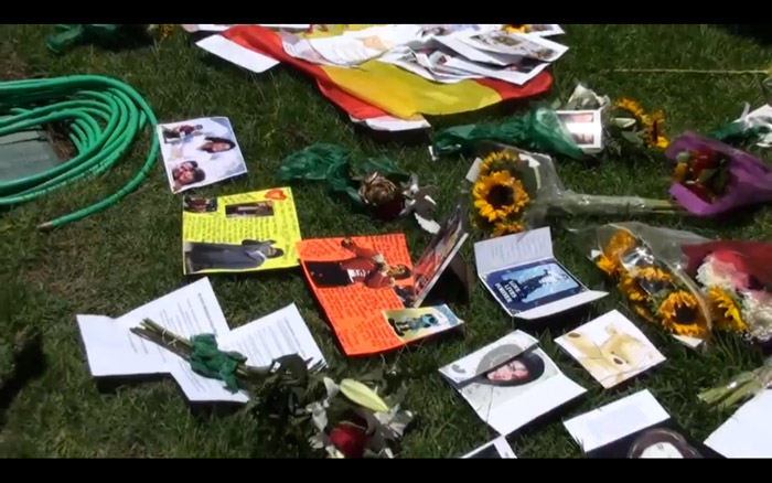 Fãs decoram túmulo de Michael Jackson com 10 mil rosas