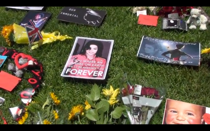 Fãs decoram túmulo de Michael Jackson com 10 mil rosas